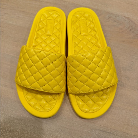 APL Women’s Lusso Slides NWT Racing Yellow - Picture 1 of 4